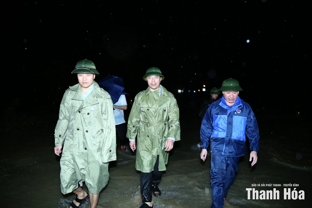 Phó Bí thư Thường trực Tỉnh ủy Nguyễn Hồng Phong kiểm tra, chỉ đạo khắc phục sự cố đê tại xã Các Sơn