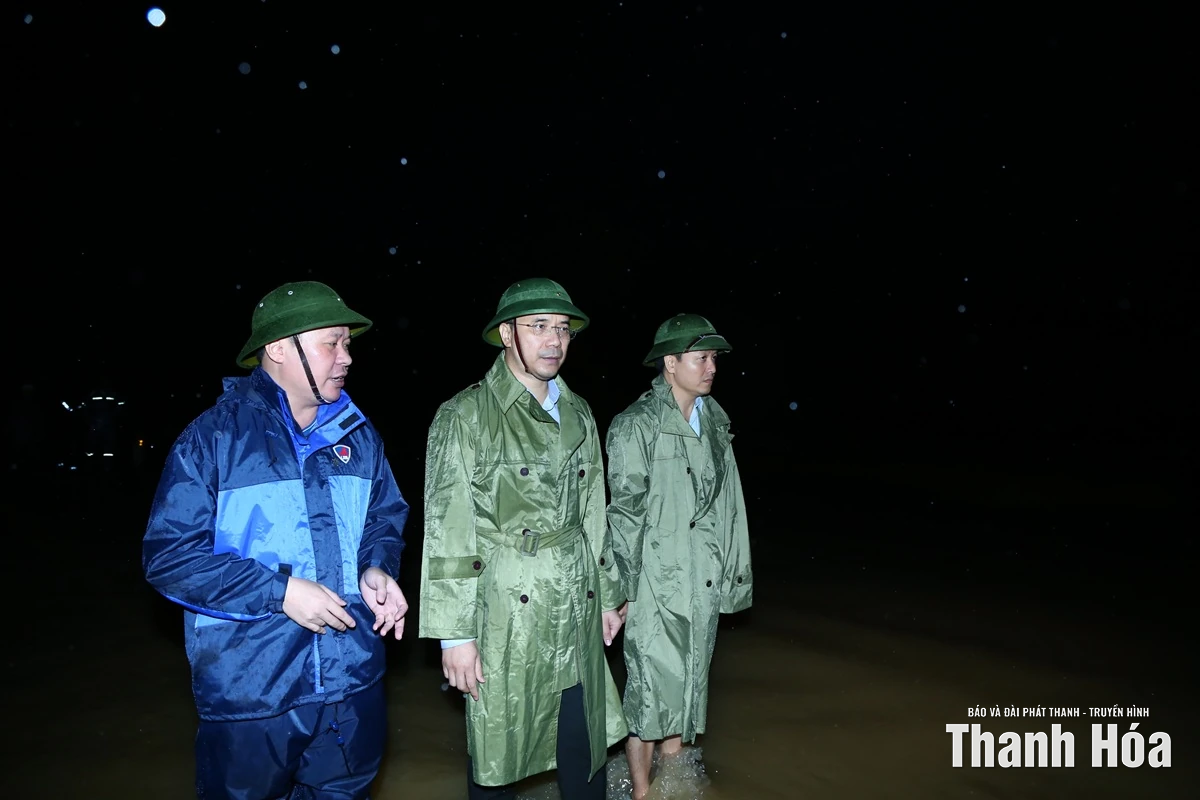 Phó Bí thư Thường trực Tỉnh ủy Nguyễn Hồng Phong kiểm tra, chỉ đạo khắc phục sự cố đê tại xã Các Sơn