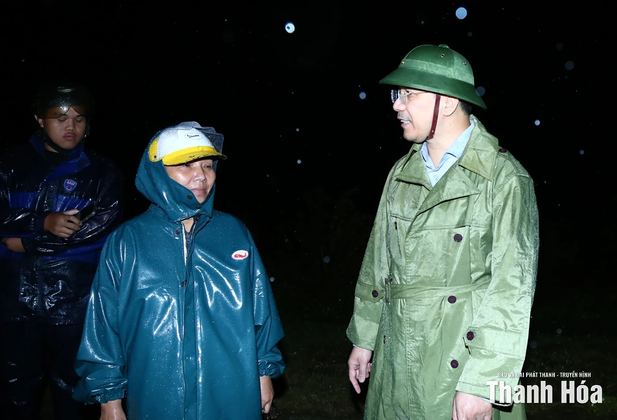 Phó Bí thư Thường trực Tỉnh ủy Nguyễn Hồng Phong kiểm tra, chỉ đạo khắc phục sự cố đê tại xã Các Sơn