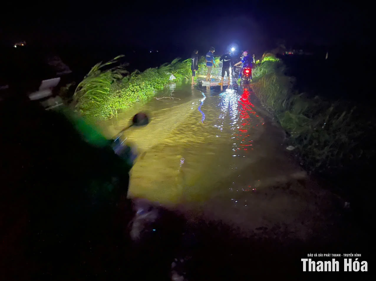 Tràn đê bao sông Cầu Chày, xã Xuân Tín sơ tán khẩn cấp khoảng 700 hộ dân