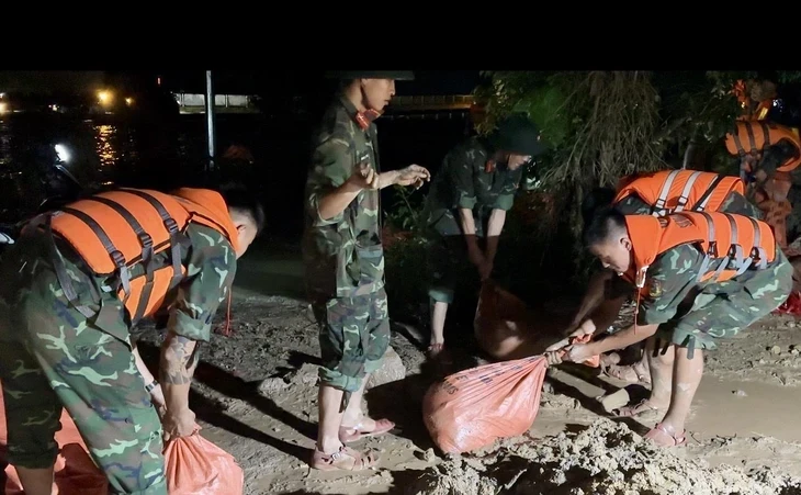 Cơ bản khắc phục sự cố tràn đê sông Hoạt đoạn qua xã Hoạt Giang