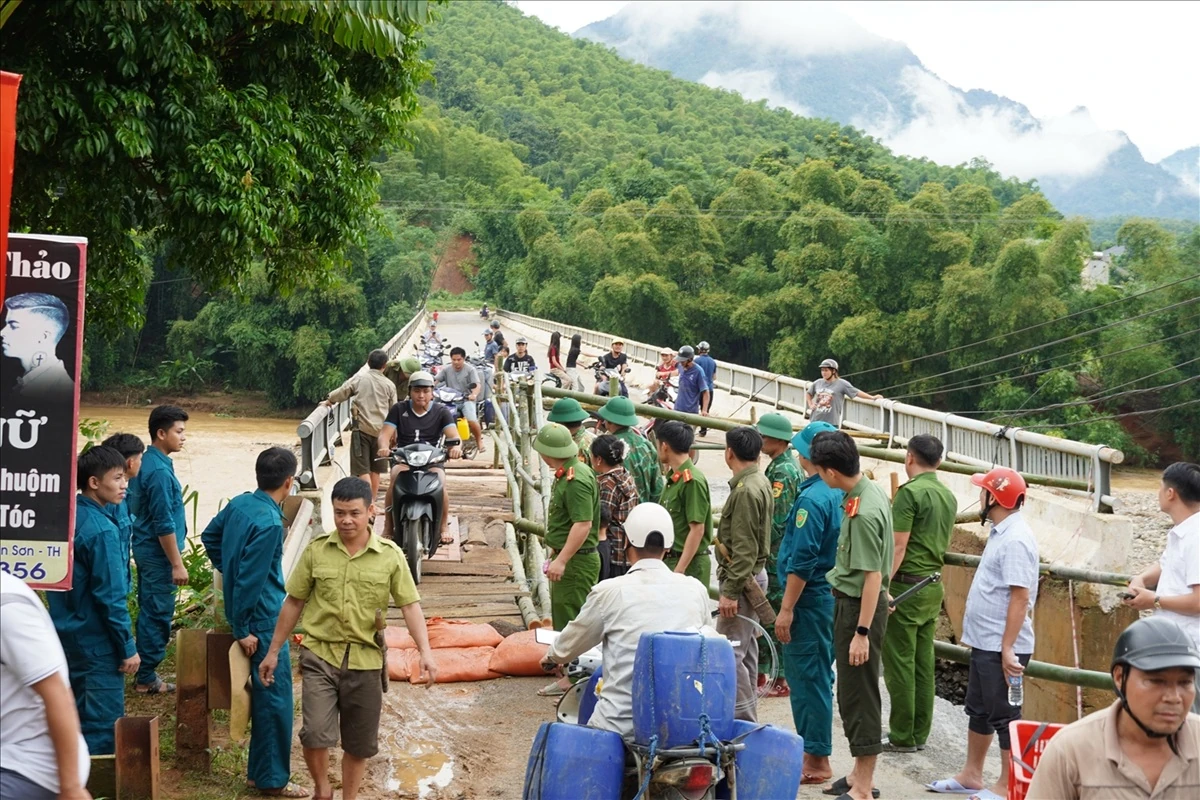 Dựng cầu tạm ở xã Sơn Thủy, bảo đảm giao thông thông suốt