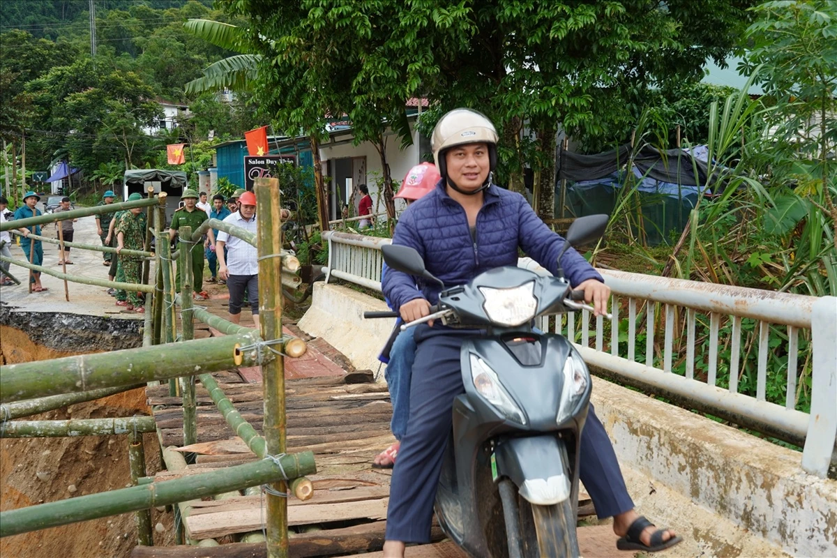 Dựng cầu tạm ở xã Sơn Thủy, bảo đảm giao thông thông suốt