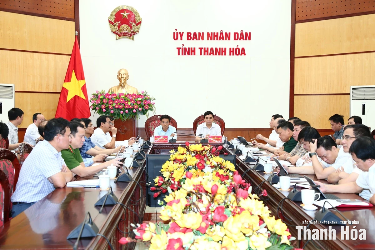 Tiếp tục huy động tối đa lực lượng để khắc phục nhanh nhất hậu quả bão số 10 và đợt mưa lũ