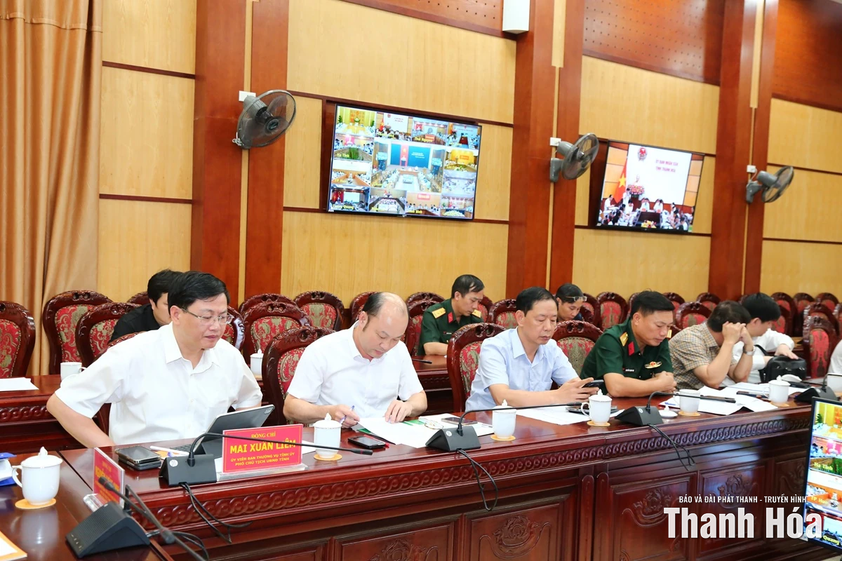 Tiếp tục huy động tối đa lực lượng để khắc phục nhanh nhất hậu quả bão số 10 và đợt mưa lũ