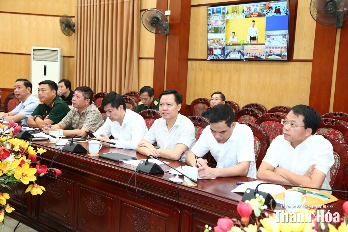 Tiếp tục huy động tối đa lực lượng để khắc phục nhanh nhất hậu quả bão số 10 và đợt mưa lũ