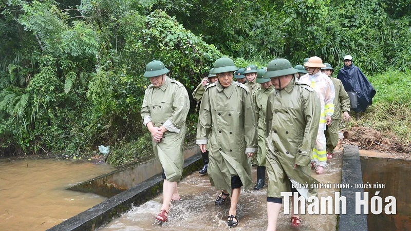 Phó Chủ tịch UBND tỉnh Đầu Thanh Tùng kiểm tra công tác ứng phó với bão số 10 tại xã Ngọc Liên