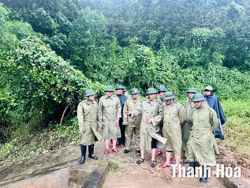 Phó Chủ tịch UBND tỉnh Đầu Thanh Tùng kiểm tra công tác ứng phó với bão số 10 tại xã Ngọc Liên