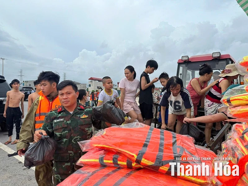 Lực lượng vũ trang hỗ trợ khẩn cấp người dân vùng ngập lụt xã Nông Cống