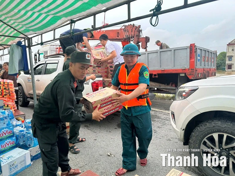 Lực lượng vũ trang hỗ trợ khẩn cấp người dân vùng ngập lụt xã Nông Cống