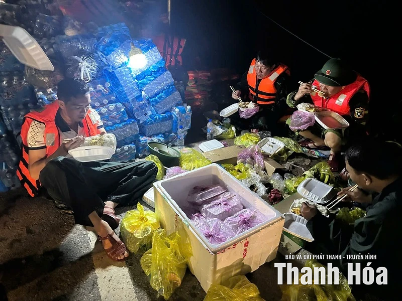 Lực lượng vũ trang hỗ trợ khẩn cấp người dân vùng ngập lụt xã Nông Cống