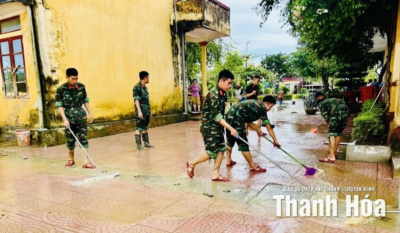 Cán bộ chiến sĩ Trung đoàn 762 giúp các trường học khắc phục hậu quả mưa lũ