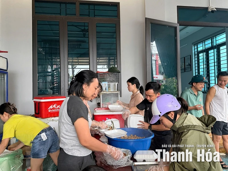 Gần 3.500 suất cơm cho người dân vùng lũ