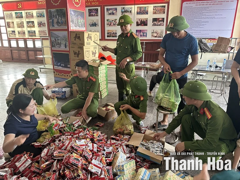 Cán bộ Trại giam Thanh Phong hỗ trợ vận chuyển nhu yếu phẩm đến Nhân dân vùng ngập lụt