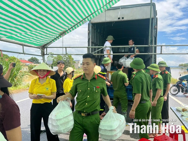 Cán bộ Trại giam Thanh Phong hỗ trợ vận chuyển nhu yếu phẩm đến Nhân dân vùng ngập lụt