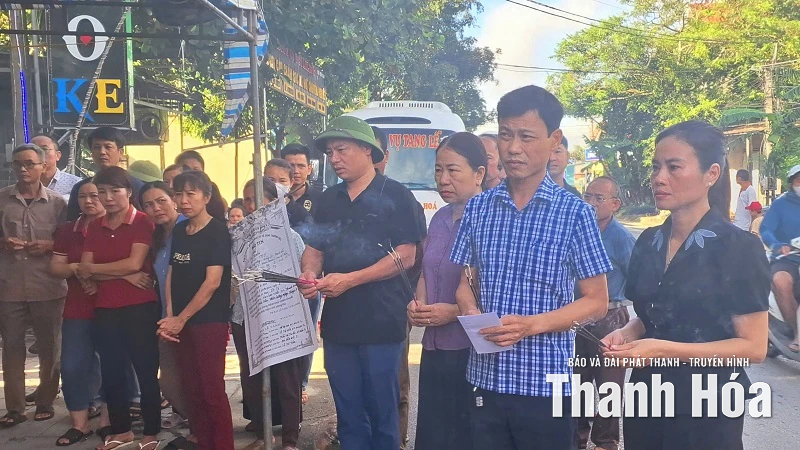 Xã Thắng Lợi thăm viếng, chia buồn với gia đình có nạn nhân đuối nước do mưa lũ