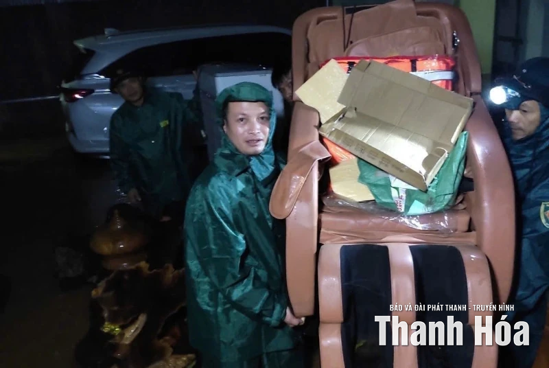 Các lực lượng xuyên đêm hỗ trợ người dân chống bão số 10