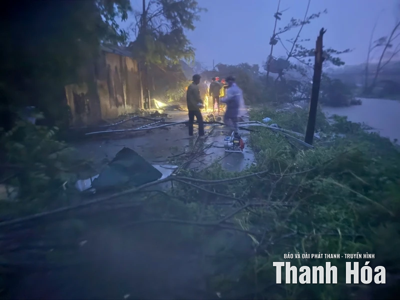 Các lực lượng xuyên đêm hỗ trợ người dân chống bão số 10