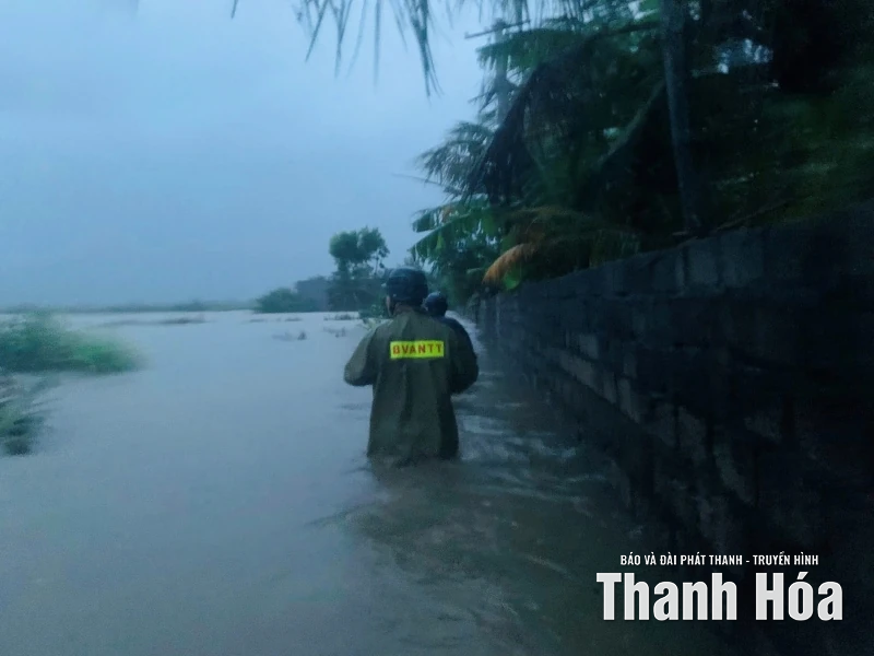 Các lực lượng xuyên đêm hỗ trợ người dân chống bão số 10