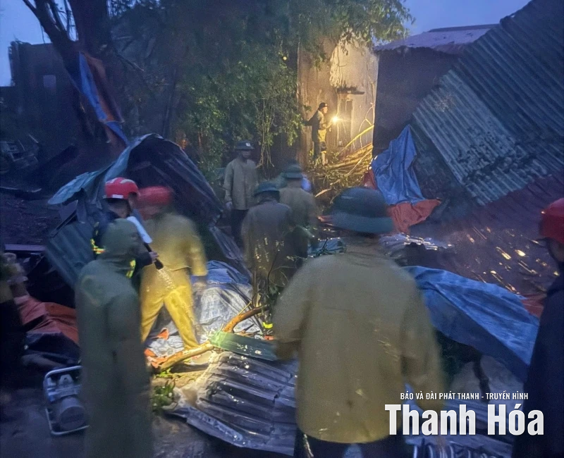 Các lực lượng xuyên đêm hỗ trợ người dân chống bão số 10