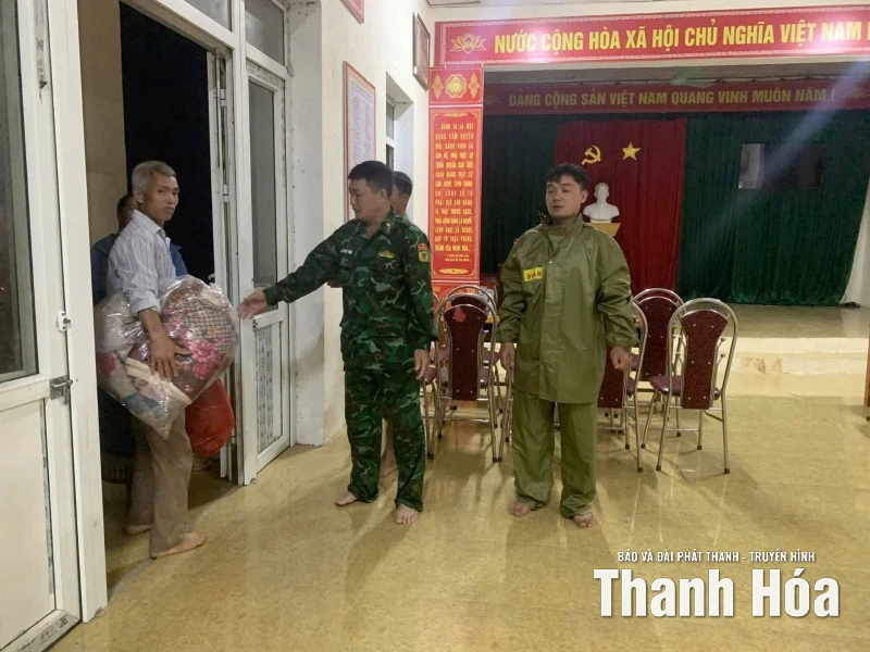 Các lực lượng xuyên đêm hỗ trợ người dân chống bão số 10