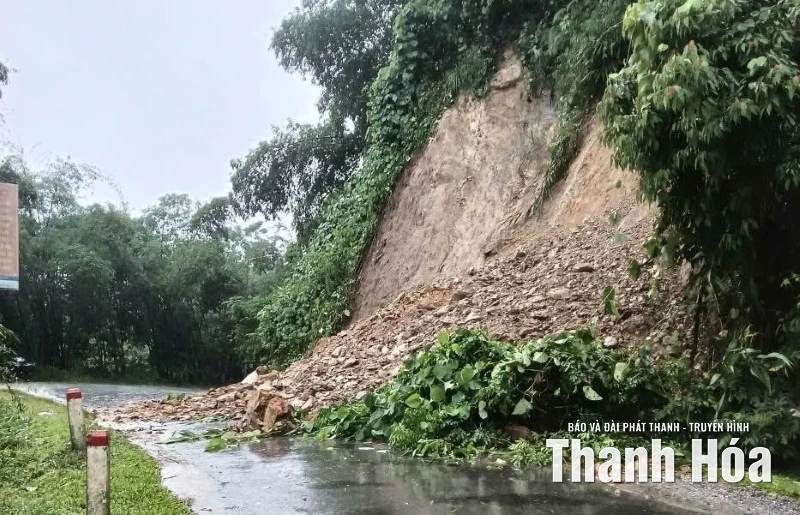 Mưa lớn gây sạt lở, ngập lụt nhiều tuyến giao thông