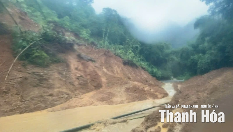 Mưa lớn gây sạt lở, ngập lụt nhiều tuyến giao thông