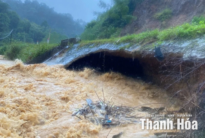 Mưa lớn gây sạt lở, ngập lụt nhiều tuyến giao thông