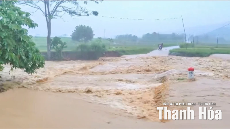 Mưa lớn gây sạt lở, ngập lụt nhiều tuyến giao thông