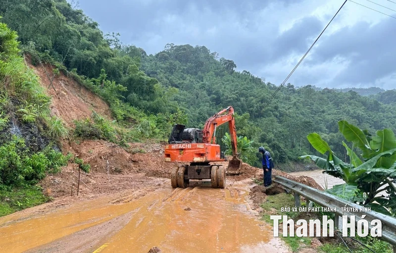 Mưa lớn gây sạt lở, ngập lụt nhiều tuyến giao thông