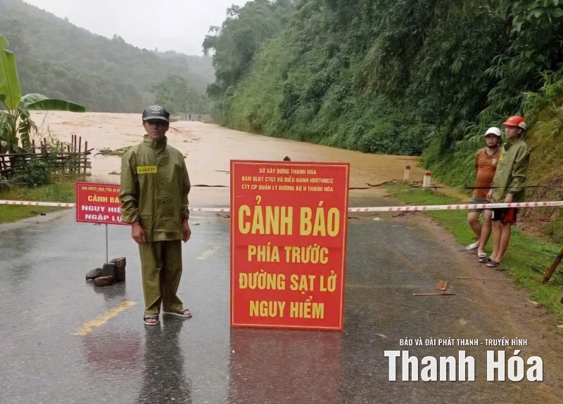 Mưa lớn gây sạt lở, ngập lụt nhiều tuyến giao thông