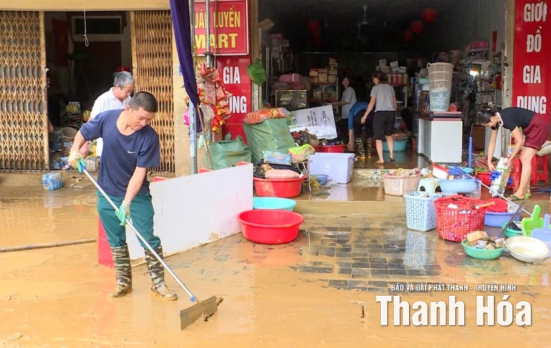 Người dân xã Ngọc Lặc khẩn trương dọn dẹp sau lũ