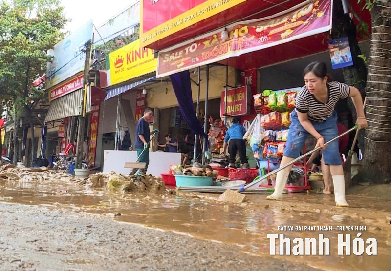 Người dân xã Ngọc Lặc khẩn trương dọn dẹp sau lũ