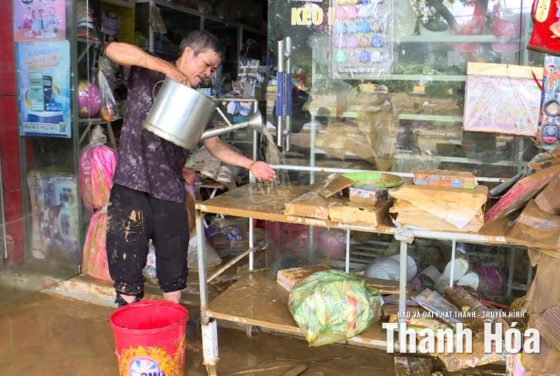 Người dân xã Ngọc Lặc khẩn trương dọn dẹp sau lũ