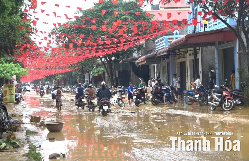 Người dân xã Ngọc Lặc khẩn trương dọn dẹp sau lũ