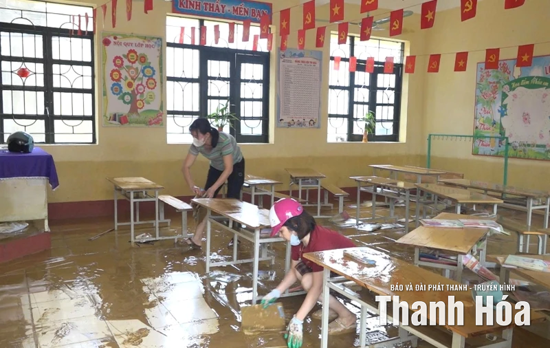 Người dân xã Ngọc Lặc khẩn trương dọn dẹp sau lũ