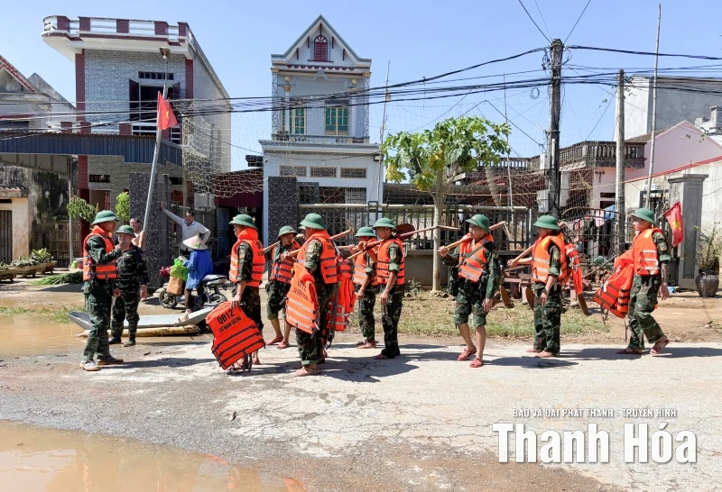 Nước lũ sông Bưởi rút đến đâu, người dân khắc phục tới đó