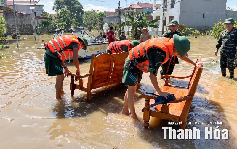 Nước lũ sông Bưởi rút đến đâu, người dân khắc phục tới đó