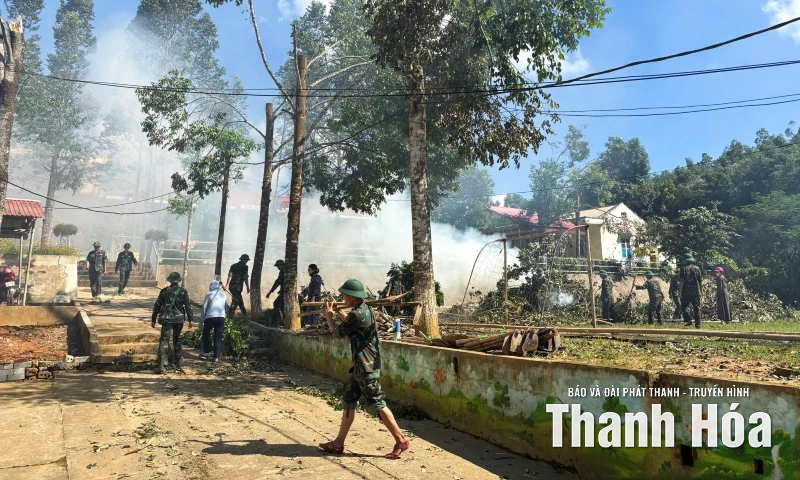 Nước lũ sông Bưởi rút đến đâu, người dân khắc phục tới đó