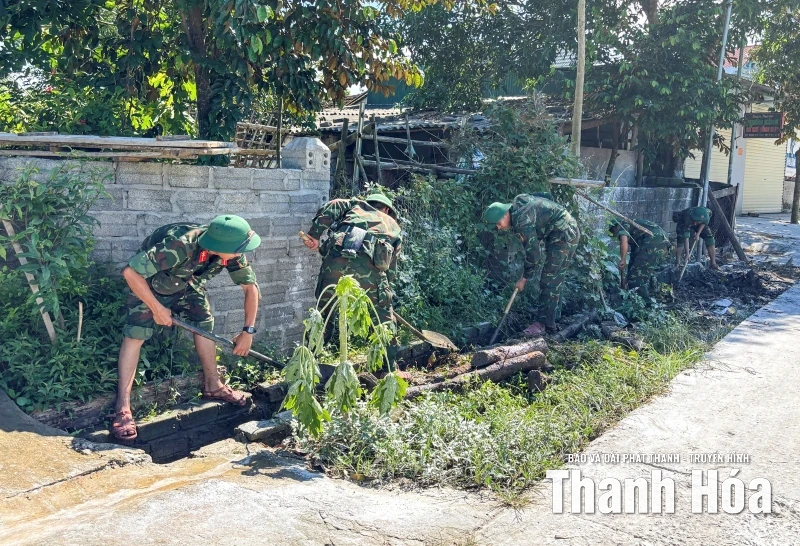 Nước lũ sông Bưởi rút đến đâu, người dân khắc phục tới đó