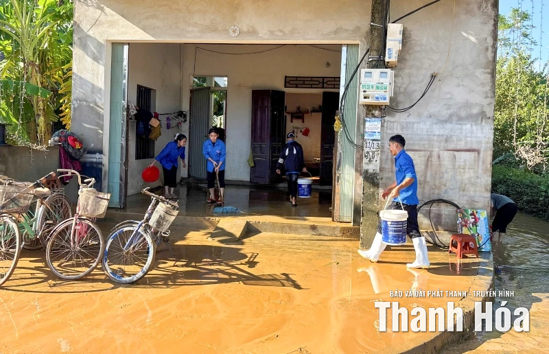 Nước lũ sông Bưởi rút đến đâu, người dân khắc phục tới đó