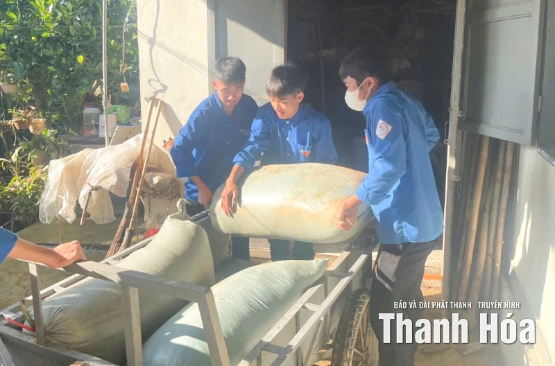 Nước lũ sông Bưởi rút đến đâu, người dân khắc phục tới đó