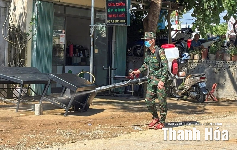 Nước lũ sông Bưởi rút đến đâu, người dân khắc phục tới đó