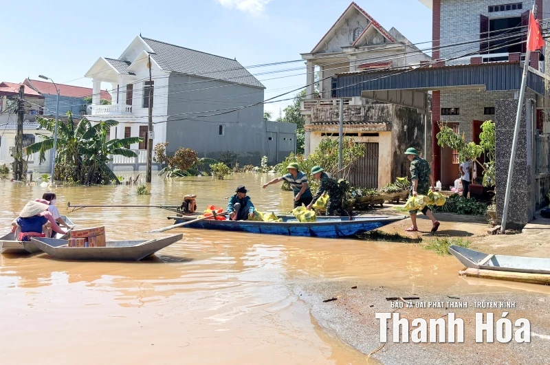 Nước lũ sông Bưởi rút đến đâu, người dân khắc phục tới đó