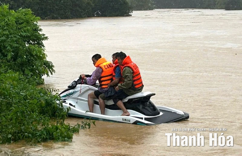 Cảnh sát PCCC và CNCH giải cứu 13 người bị nước lũ cô lập tại Ngọc Lặc