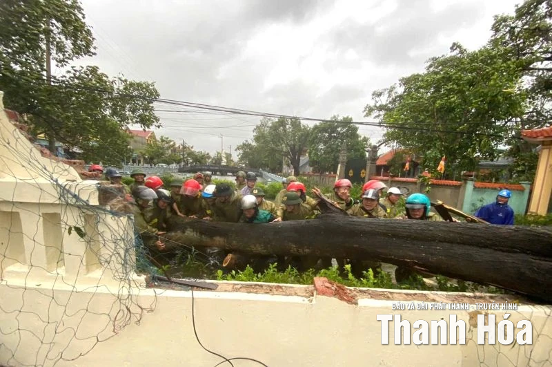 Cảnh sát PCCC và CNCH giải cứu 13 người bị nước lũ cô lập tại Ngọc Lặc