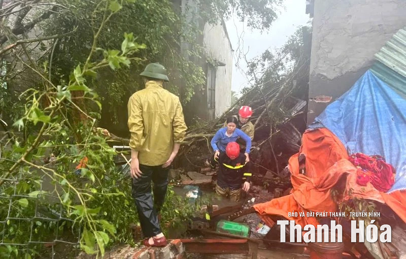 Cảnh sát PCCC và CNCH giải cứu 13 người bị nước lũ cô lập tại Ngọc Lặc