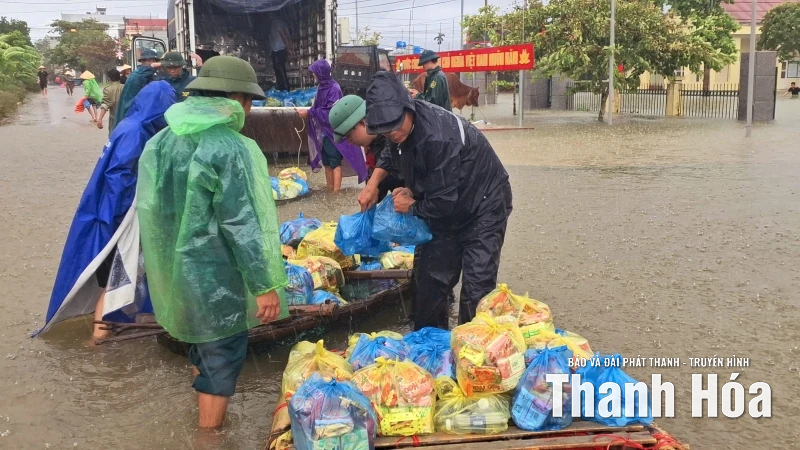 Xã Thắng Lợi thành lập đoàn cứu trợ đưa nhu yếu phẩm đến với người dân vùng ngập lụt