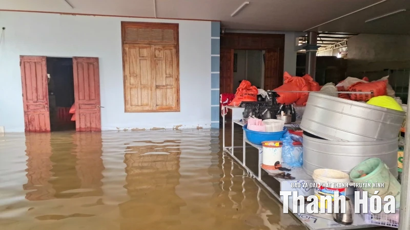 Xã Thắng Lợi thành lập đoàn cứu trợ đưa nhu yếu phẩm đến với người dân vùng ngập lụt