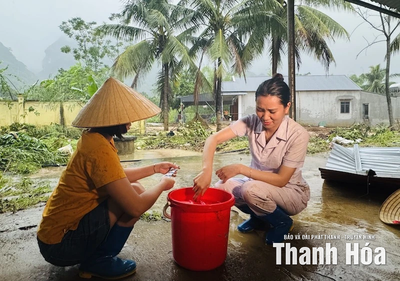 Hỗ trợ xử lý môi trường và phòng chống dịch bệnh sau bão số 10